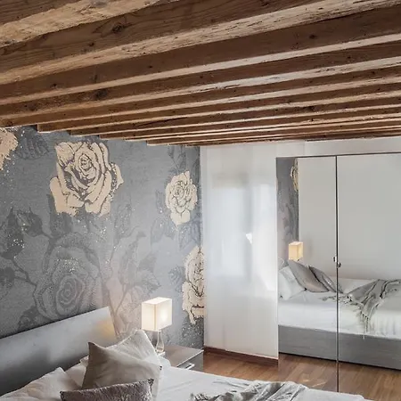 Grand Palace Canal View Apartment Venice