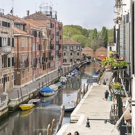 Grand Palace Canal View شقة